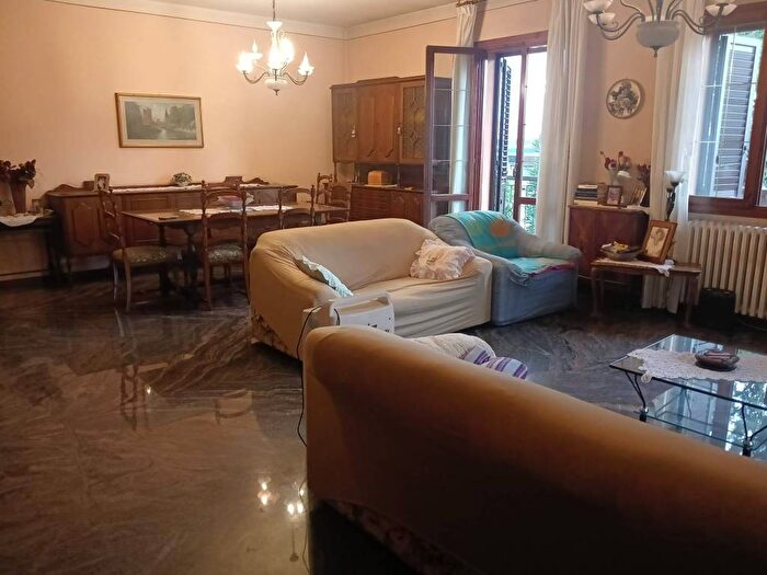 Appartamento con 6 locali in affitto in Via Leopoldo Nobili, Villaggio Giardino, Modena