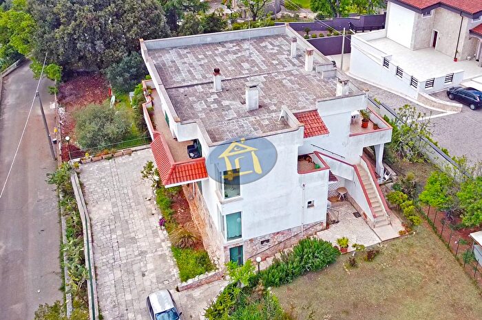 Casa con 10 locali in vendita in Via Serritella, Castellana Grotte