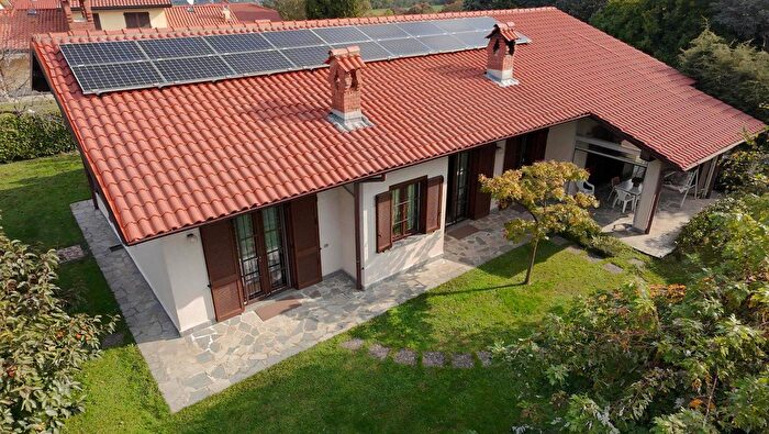 Casa con 6 locali in vendita in Via Kennedy, Barzago