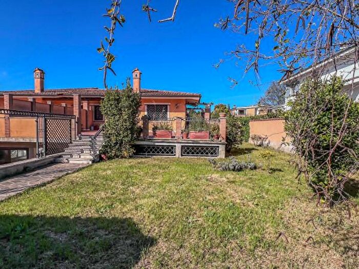 Casa con 6 locali in vendita in Via Ponte Gardena, Roma