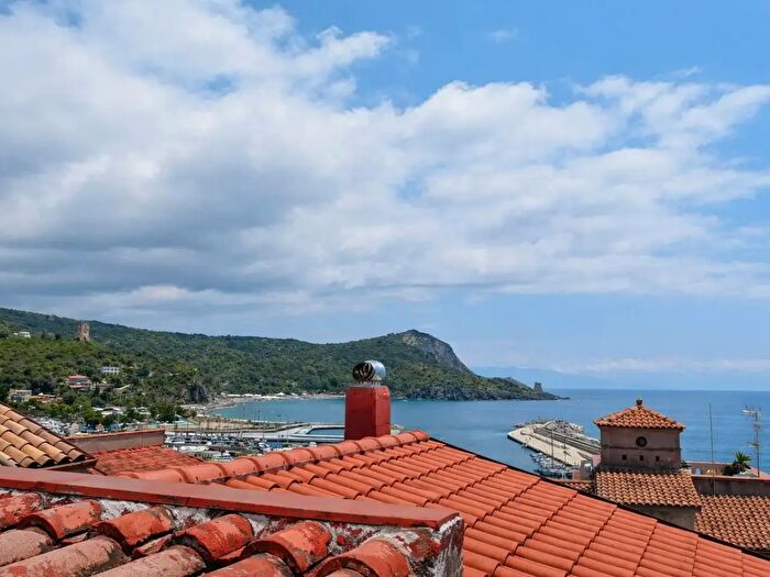 Casa trilocale in vendita in Via Ciro Coppola, Camerota