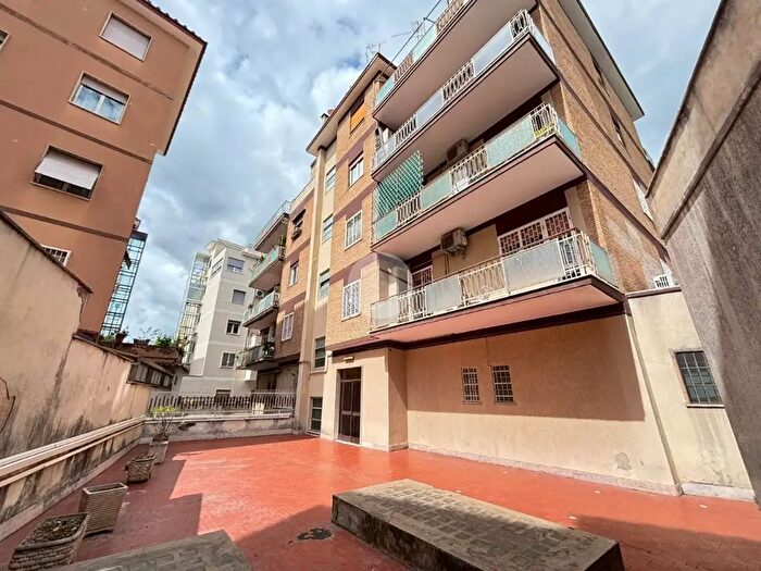 Appartamento trilocale in vendita in Via dei Baglioni, Roma