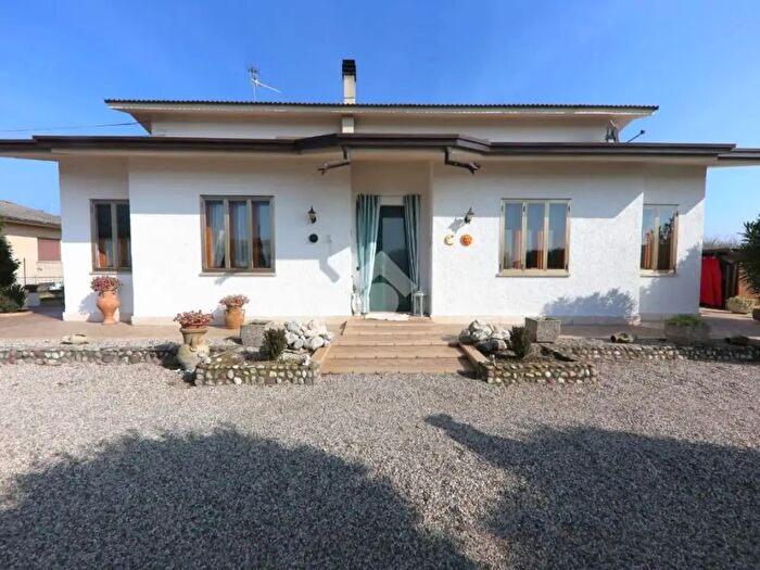 Casa con 7 locali in vendita in Via Solferino E San Martino, Roverbella