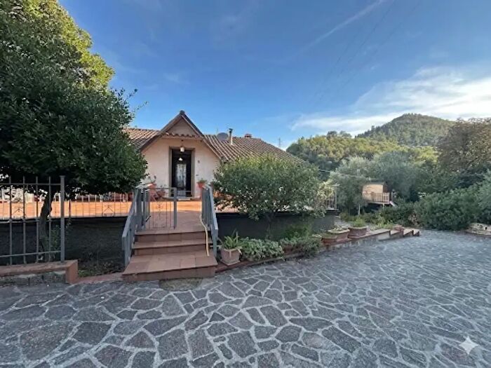 Casa con 9 locali in vendita in Via Mario Tronci, Vaiano