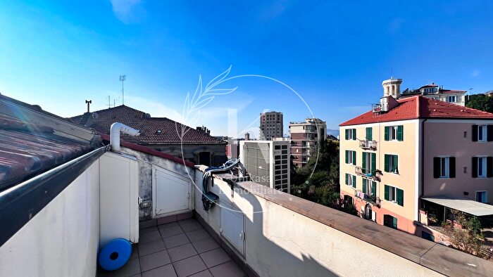 Appartamento con 6 locali in vendita in Via Santorre di Santarosa, Savona