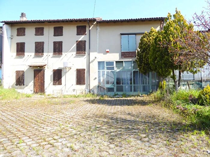 Casa con 6 locali in vendita in Frazione Cassinino, Montu Beccaria