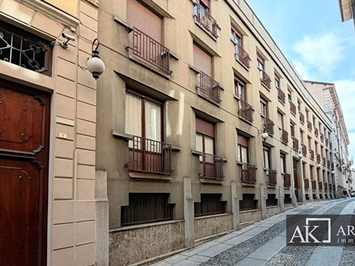 Appartamento trilocale in vendita in Via Azario, Novara