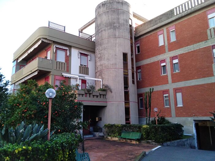 Appartamento quadrilocale in vendita in Via Consolazione, Aci Catena