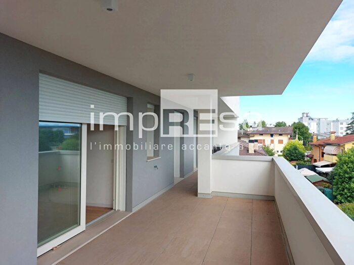 Appartamento con 5 locali in vendita in Via Ghirada, Treviso