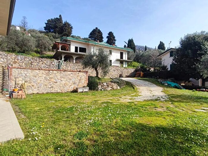 Casa con 10 locali in vendita in Massarosa