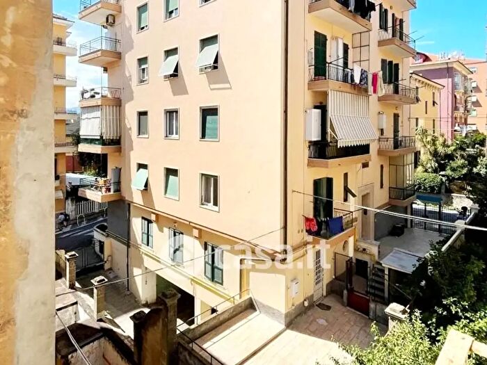 Appartamento trilocale in vendita in Via dei Gara, Savona