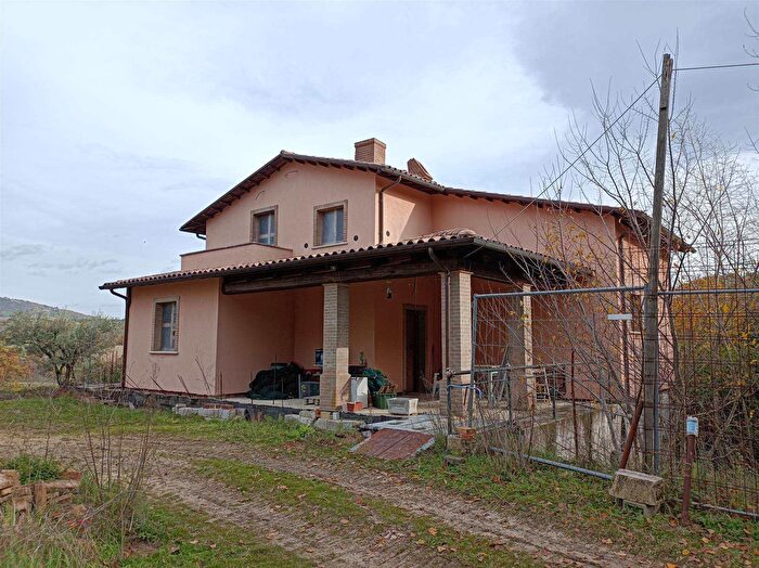 Casa con 5 locali in vendita in San Severino Marche