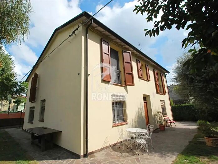 Casa con 8 locali in vendita in Faenza