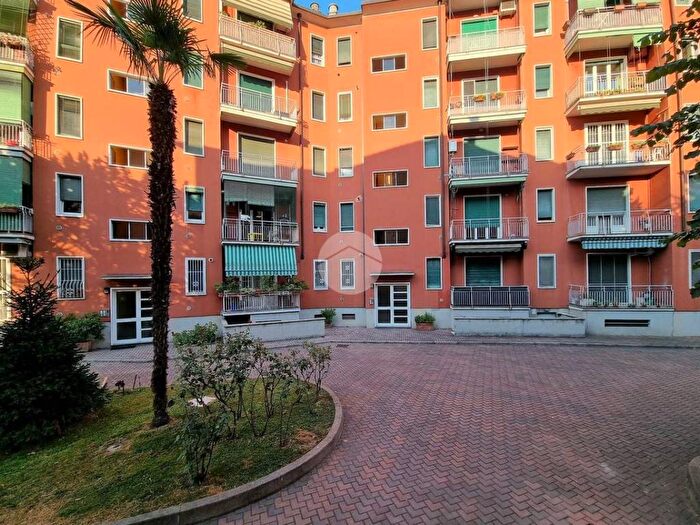 Appartamento trilocale in affitto in Via Lorenteggio, Giambellino, Milano