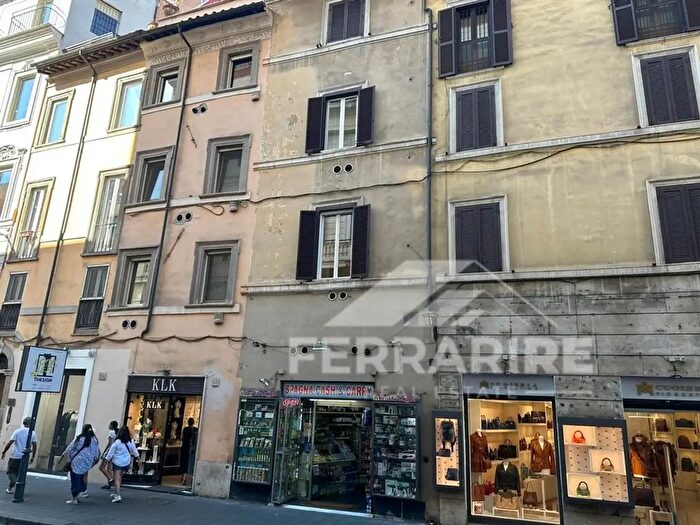 Appartamento bilocale in vendita in Via Francesco Crispi, Roma
