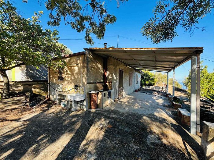 Casa bilocale in vendita in Contrada Rapputi, Gratteri