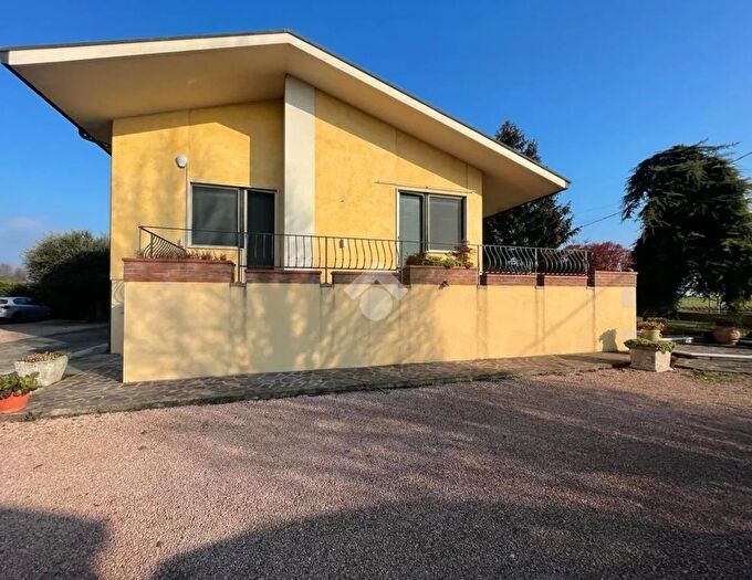 Casa con 6 locali in vendita in Strada Gazzuolo, Castel DArio