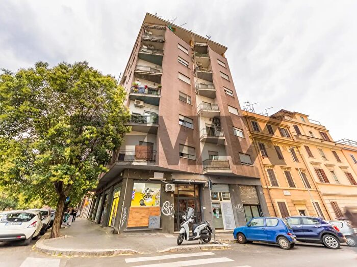 Appartamento trilocale in vendita in Via Giuseppe della Vedova, Roma