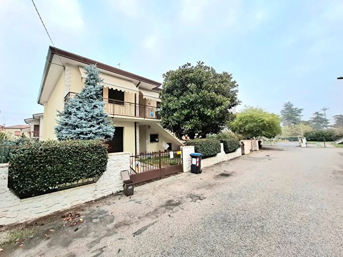 Casa con 8 locali in vendita in Via Martiri di Belfiore, Rovigo