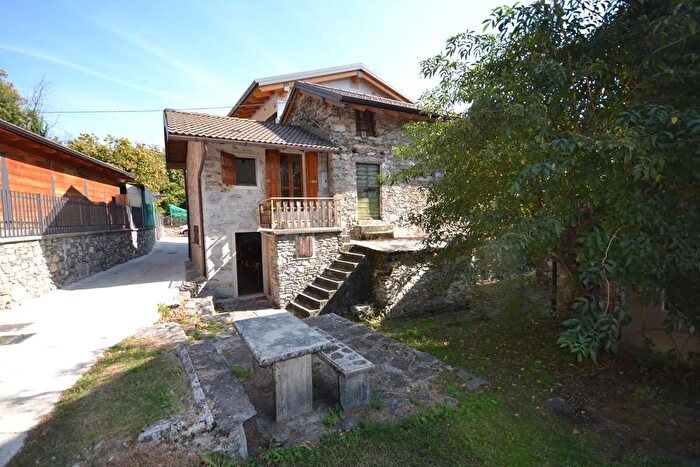 Casa trilocale in vendita in Gravedona ed Uniti