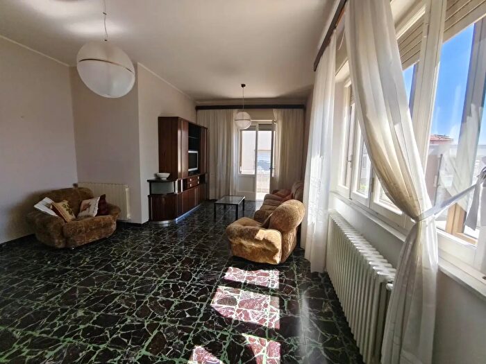 Casa con 6 locali in vendita in Cecina