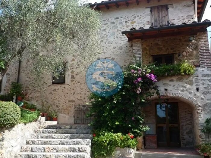 Casa con 10 locali in vendita in Camaiore