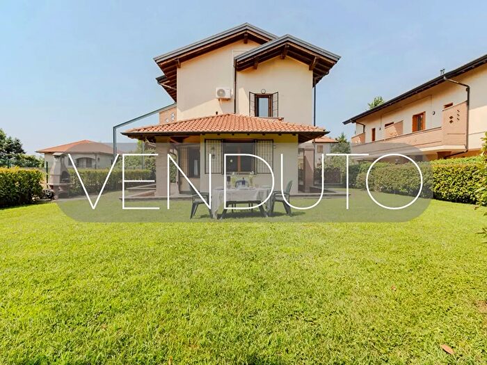 Casa con 8 locali in vendita in Via del Salaino, Vimercate