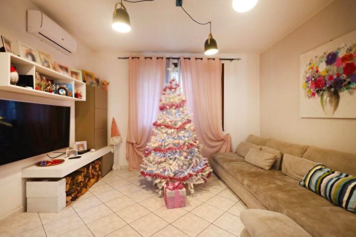 Casa con 6 locali in vendita in Cascina