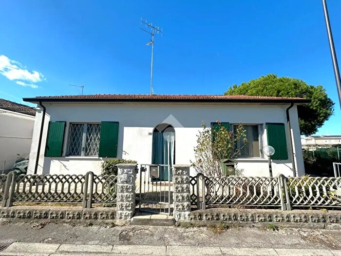 Casa con 6 locali in vendita in Via Longidieno, Ravenna
