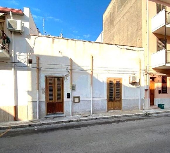 Casa quadrilocale in vendita in Via Ungheria, Terrasini