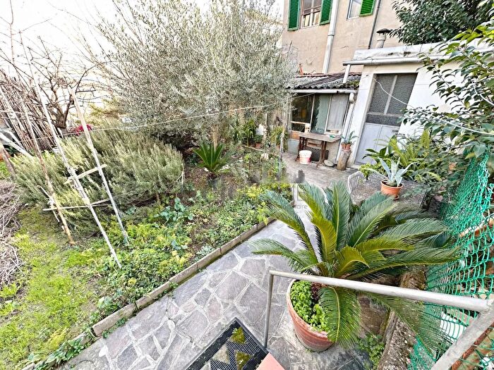 Casa con 7 locali in vendita in Campi Bisenzio