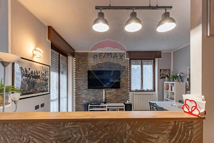 Appartamento trilocale in vendita in Via Padre Reginaldo Giuliani, Cavaria Con Premezzo