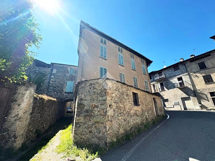 Casa con 10 locali in vendita in Vicolo Corti, Tresivio