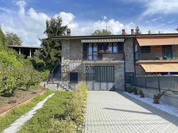 Casa trilocale in vendita in Frazione Crociglia, Zavattarello