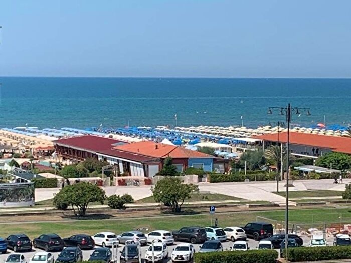 Appartamento con 5 locali in affitto in Quartiere Duca D'Aosta, Città Giardino, Viareggio