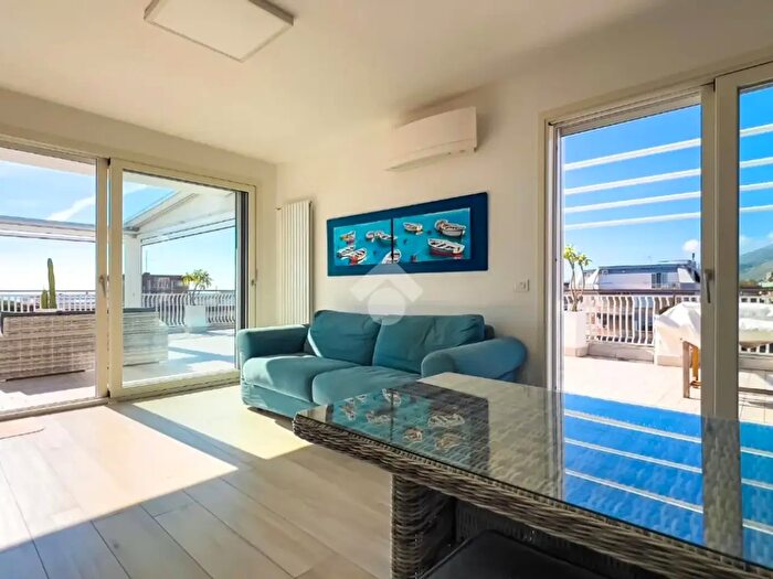 Appartamento quadrilocale in vendita in Via Appia Lato Napoli, Formia