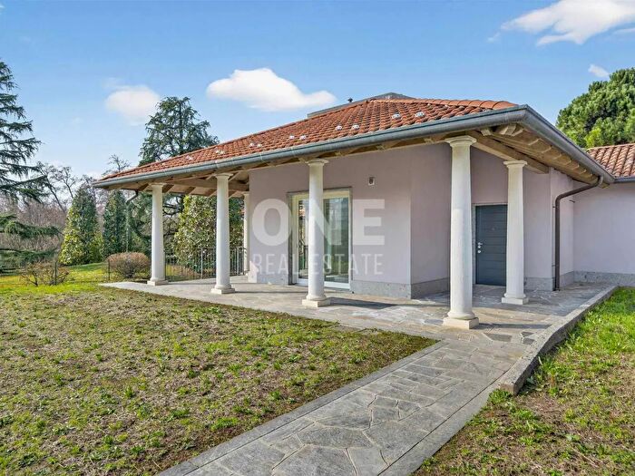 Casa con 6 locali in vendita in Via Guglielmo Marconi, Merate