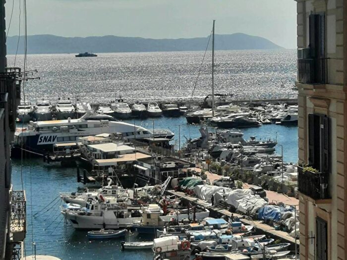 Appartamento trilocale in affitto in VIA CARACCIOLO, Chiaia, Napoli
