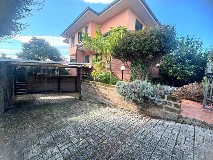 Casa con 5 locali in vendita in Cecina