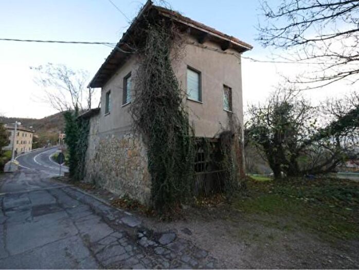 Casa con 6 locali in vendita in Via Giardini Nord, Serramazzoni