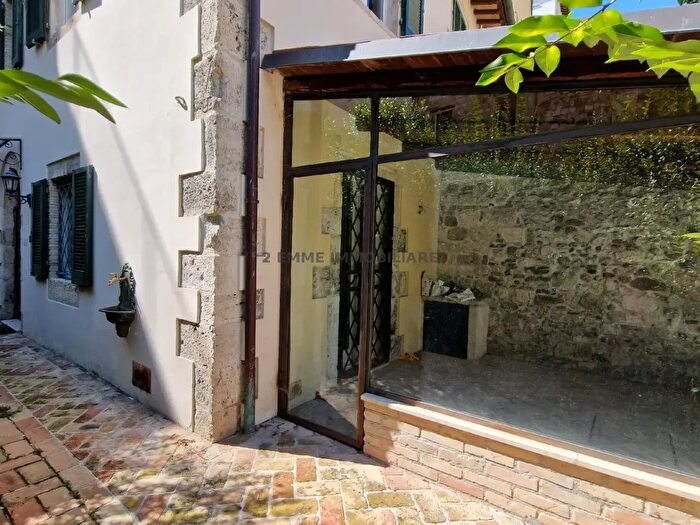Casa con 7 locali in vendita in Piazza Ventidio Basso, Ascoli Piceno