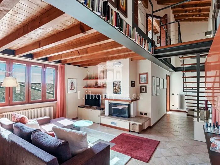 Appartamento trilocale in vendita in Via Paolo VI, Puegnago Sul Garda