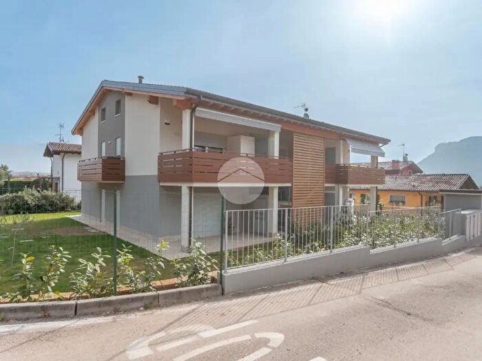 Appartamento trilocale in vendita in Via Regina della Pace, Costermano