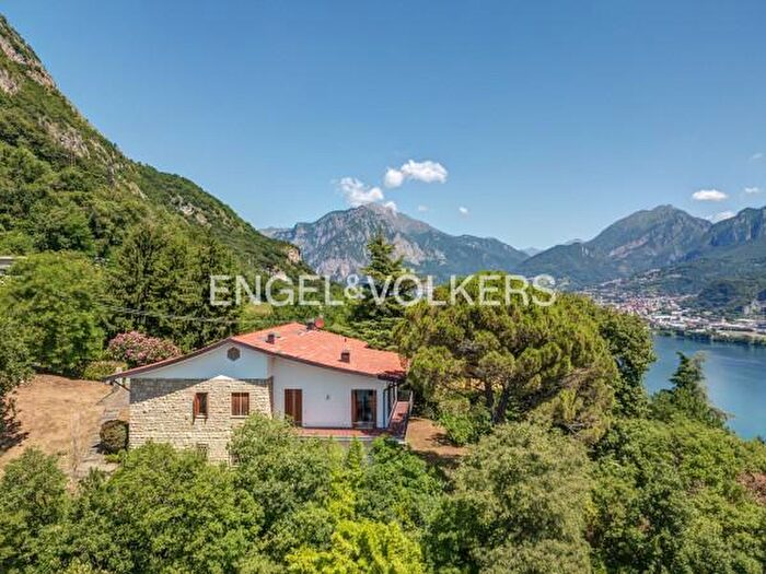 Casa con 6 locali in vendita in Galbiate