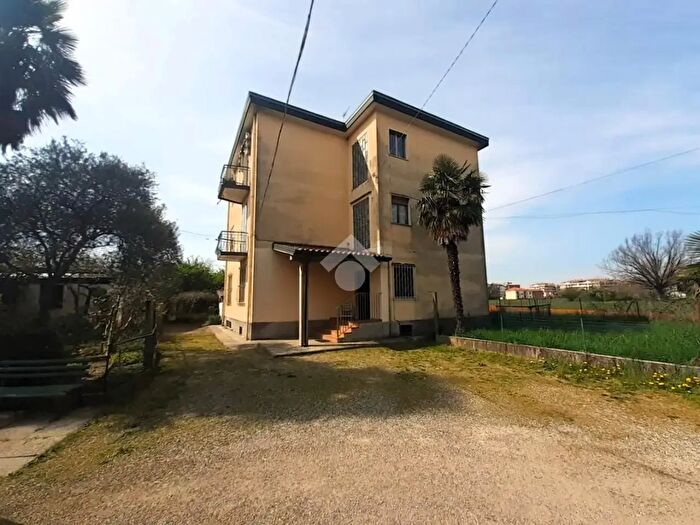 Appartamento trilocale in vendita in Via Mario Greppi, Vanzago