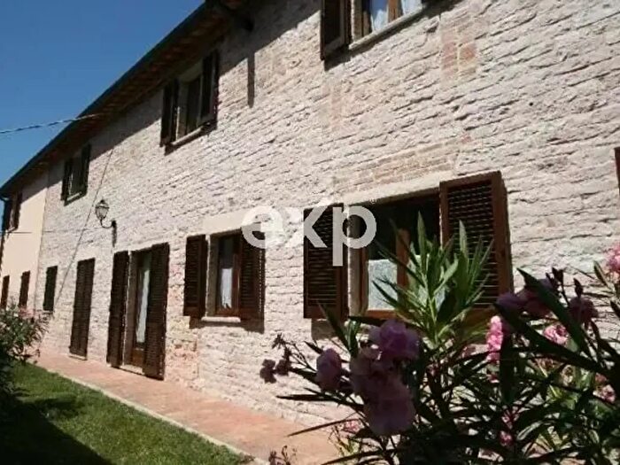 Casa con 10 locali in vendita in Cagli