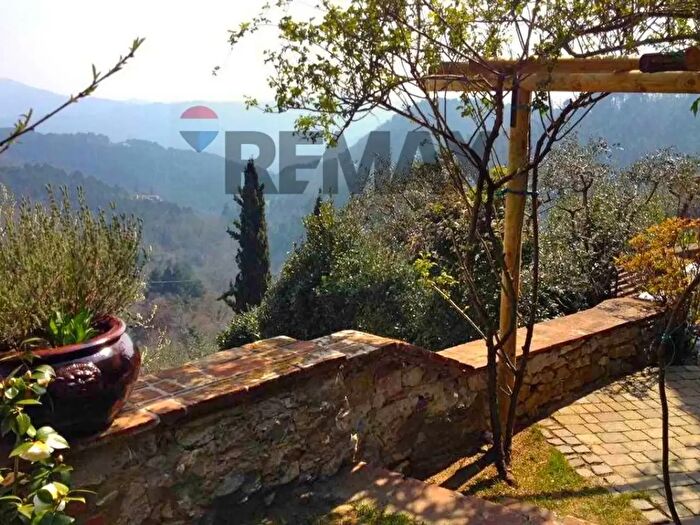 Casa con 8 locali in vendita in Via di Fibbiano, Camaiore