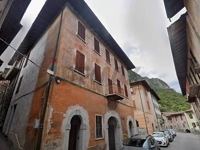 Casa con 17 locali in vendita in Via Guglielmo Marconi, Anfo