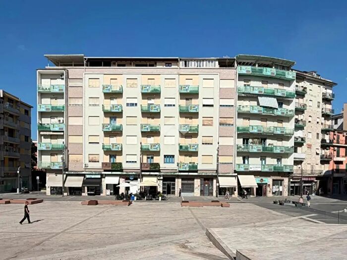 Appartamento trilocale in vendita in Piazza Bilotti, Cosenza