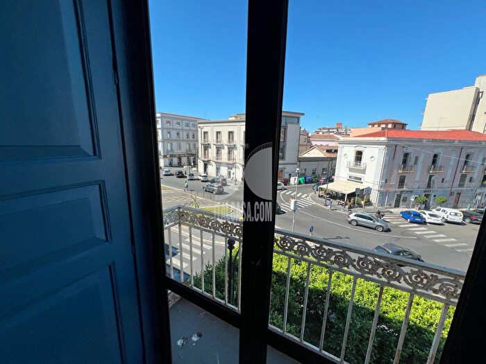 Appartamento con 6 locali in vendita in Viale Regina Margherita, Crotone